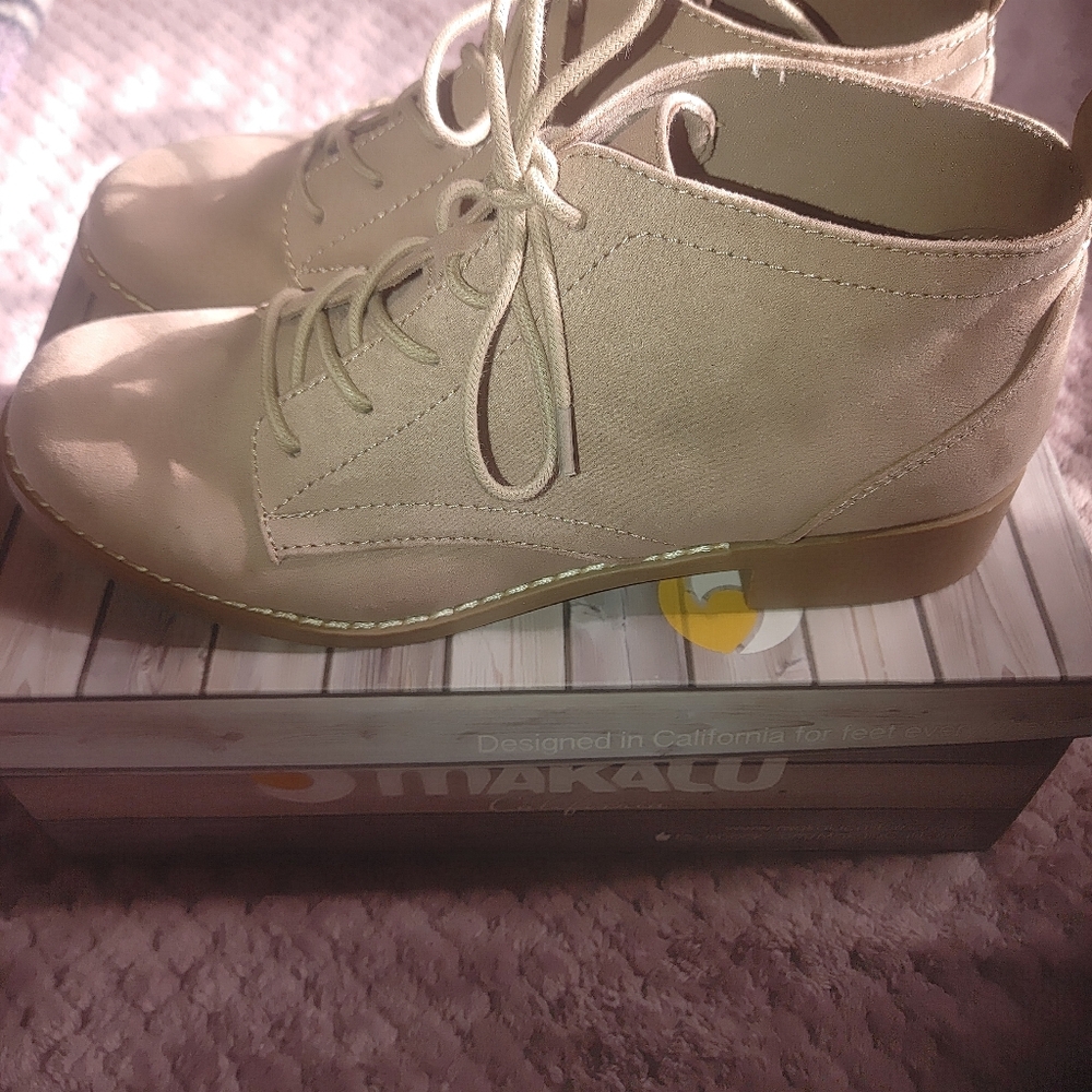 Woman Shoes - Picture 3 of 4